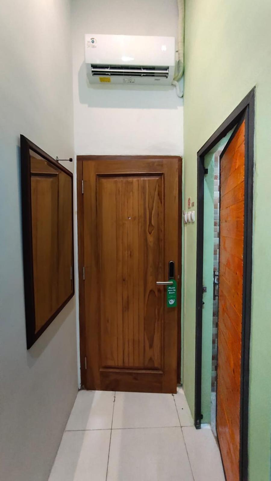 Cabin Hotel Ringroad Utara Maguwo Экстерьер фото