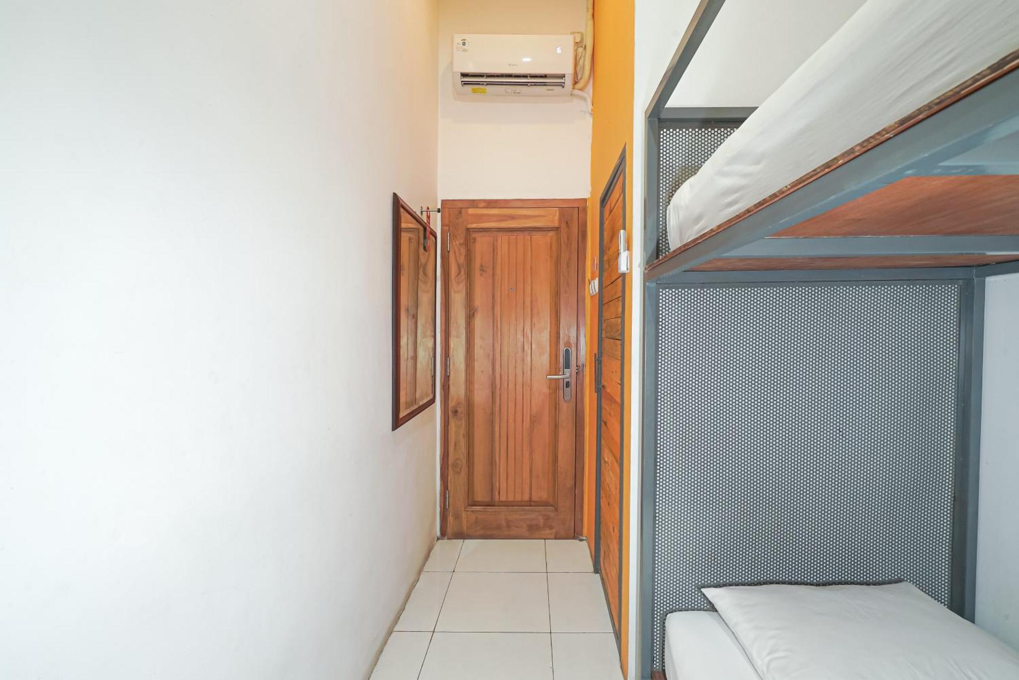 Cabin Hotel Ringroad Utara Maguwo Экстерьер фото
